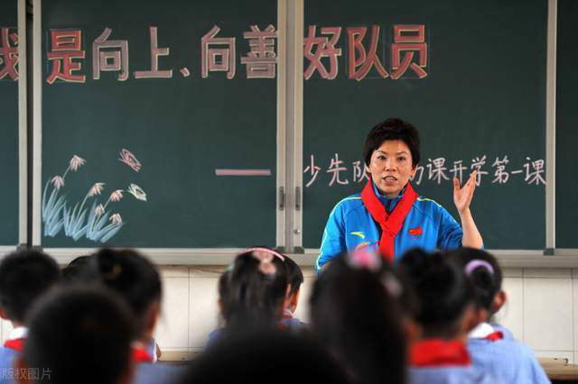 以小池真谛子的小说为根本，讲述读年夜学哲学科的普通学生阿珠，被研究生论文导师提议做记实某个专一对象糊口和行动的“哲学跟踪”，因而起头跟踪邻人一家的丈夫的故事。